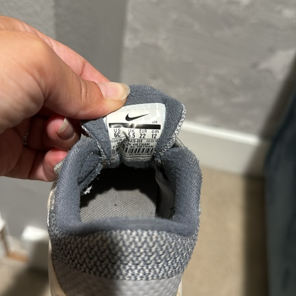 Nike baby sneaker size 6 - Picture 3 of 4